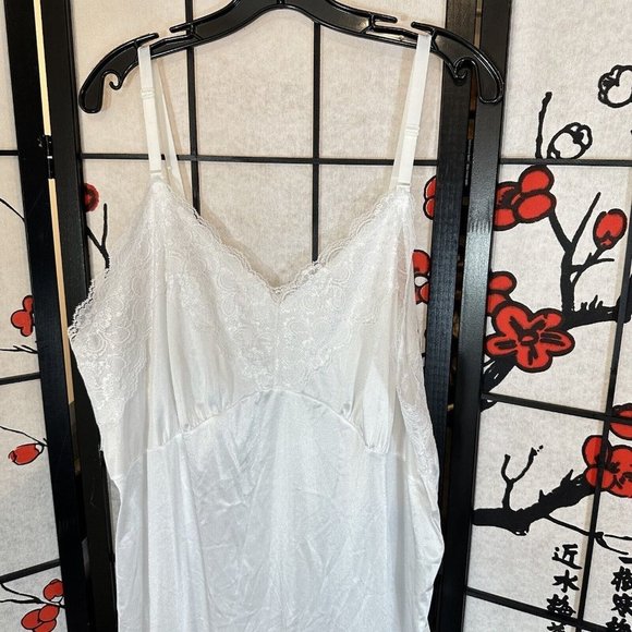 VELROSE PLUS SIZE WHITE SATINY SLIPPERY NYLON FULL SLIP Wide Lace Sz 50 New - Picture 3 of 6